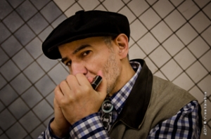 L'alipio à l'harmonica